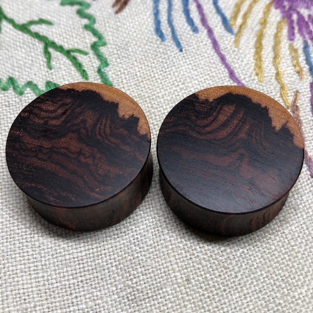 Wooden Plugs 25mm - Picture 3 of 8
